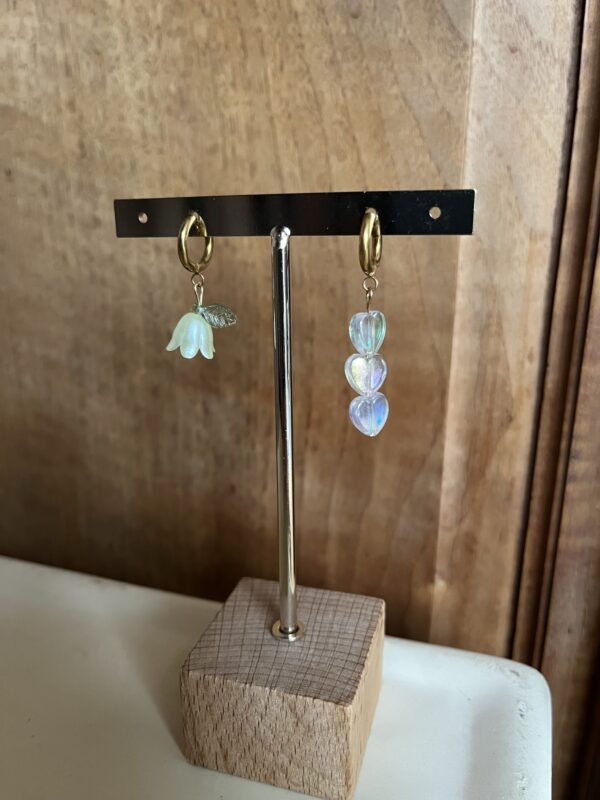 Boucles d'oreilles upcyclées : le duo coeurs/fleurs