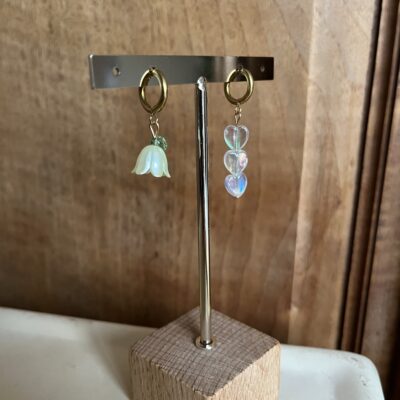 Boucles d'oreilles upcyclées : le duo coeurs/fleurs – Image 2